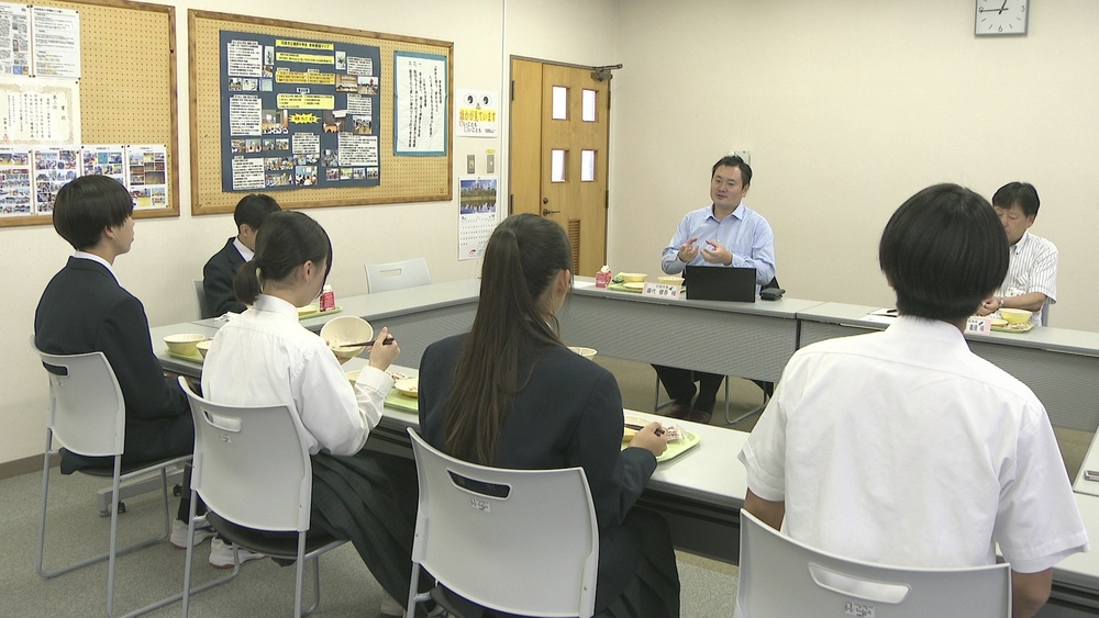 千葉・印西市長が中学生と「給食ミーティング」　意見聴取やアドバイスも