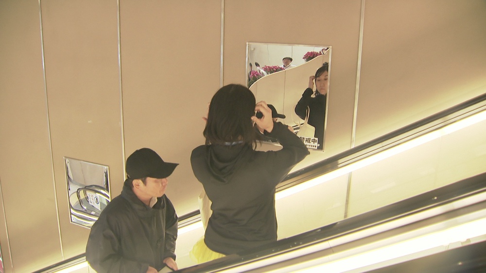 「盗撮防止ミラー」ＪＲ千葉駅エスカレーター横に１１枚設置　被害防止へ順次拡大