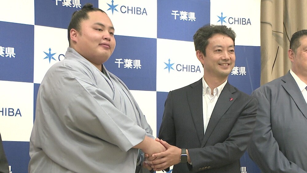 「活躍して、応援してもらえる力士に」　琴勝峰関が熊谷千葉県知事に優勝を報告