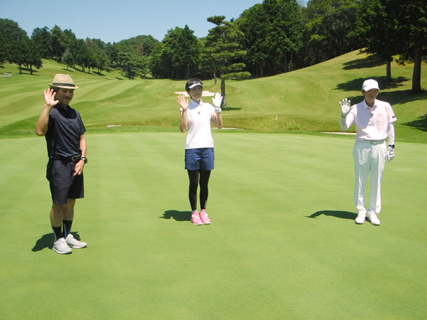 牧野裕のEnjoy Golf～下りでスピンの効いたアプローチについて～