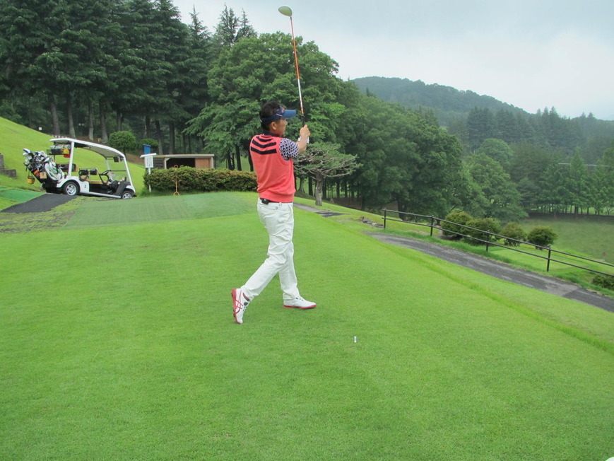 牧野裕のEnjoy Golf～左上がりのアプローチ