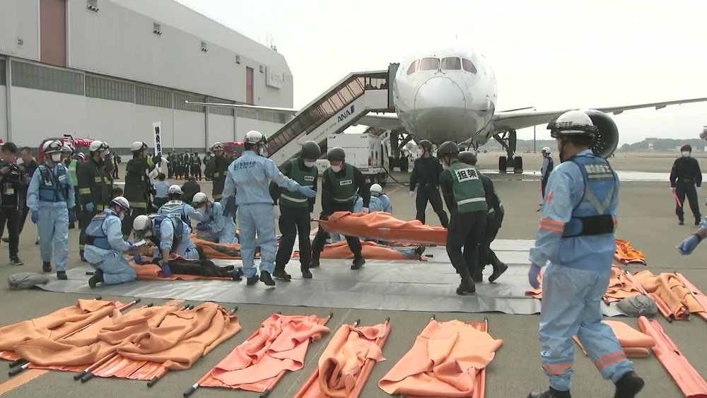 成田空港で大規模航空機事故訓練　６３機関・約１０００人が救助や避難誘導確認