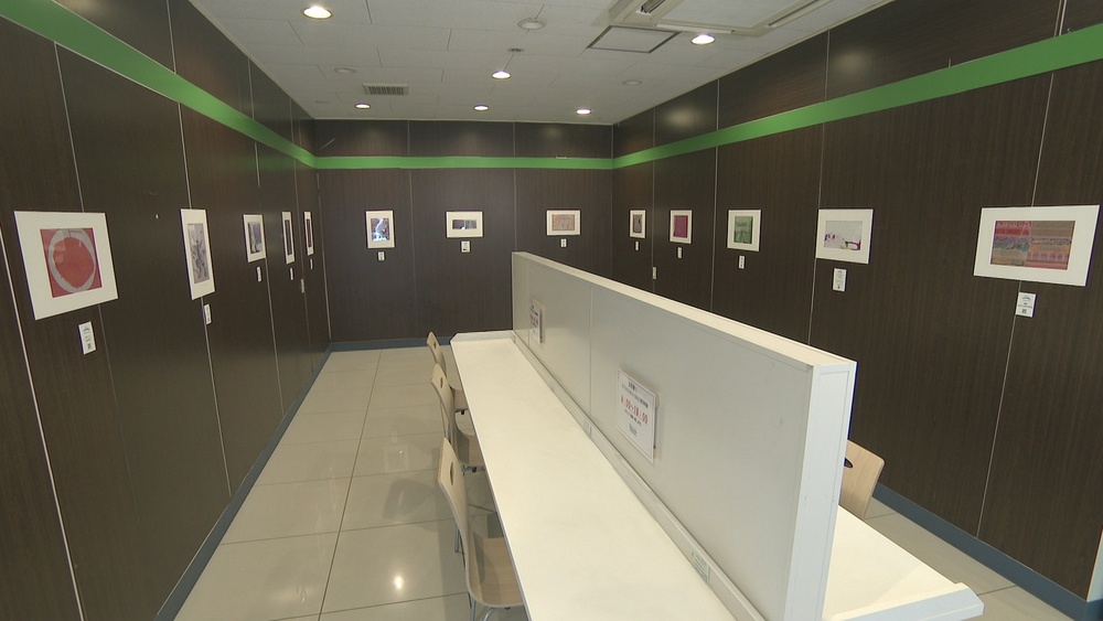 コンビニで開催　障害者アートを身近に感じて「うみのもりの巡回展」