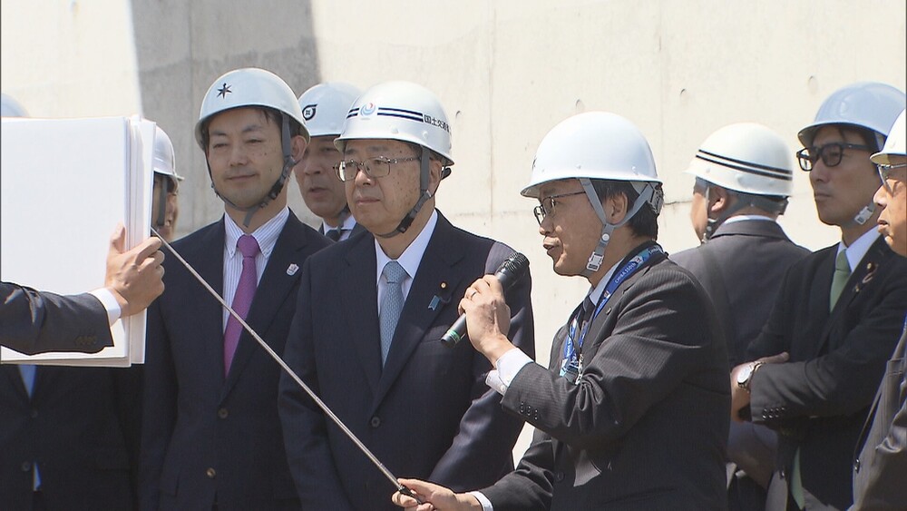 斉藤国交大臣 整備進む北千葉道路の工事現場視察