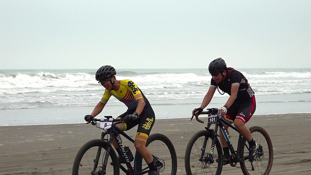 砂浜を駆け抜ける自転車レースに約１３０人参加　九十九里町でビーチクロス