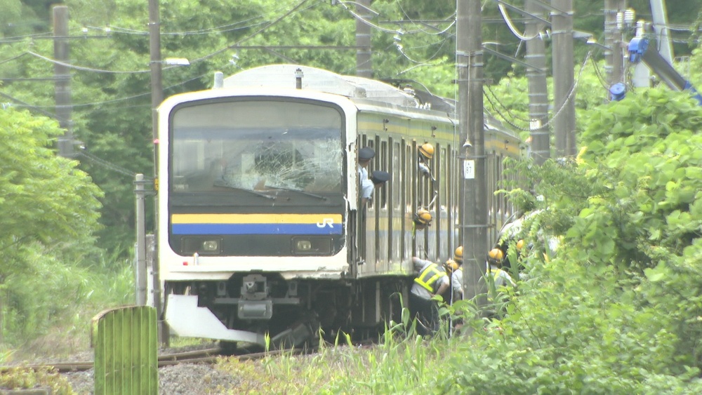 山武市の総武本線の踏切で列車とダンプカーが衝突　運転手を救急搬送