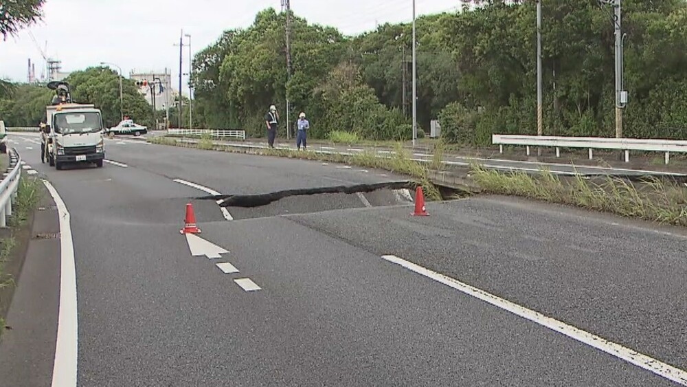 千葉県市原市の国道１６号線で道路陥没　上下線で通行止め