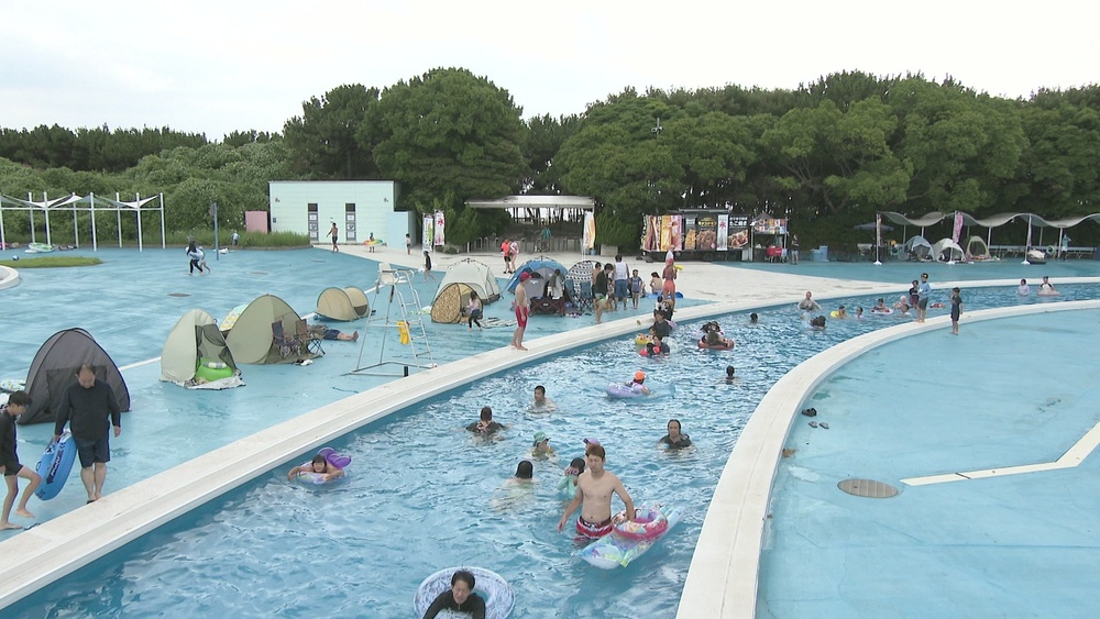 「ウォータースライダー」等で涼を楽しむ稲毛海浜公園プール　ナイトプールも好評