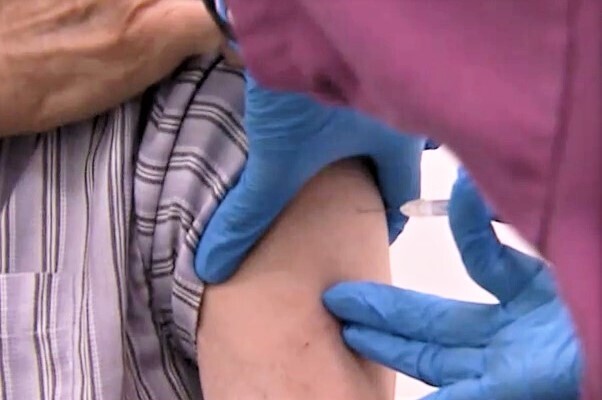 夫にも同じ注射針刺す 千葉県市川市の3回目ワクチン接種で