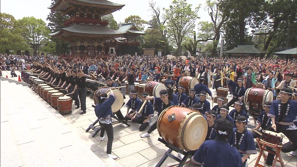 新勝寺の静寂破る太鼓の音　総勢１５００人が打ち鳴らす成田太鼓祭