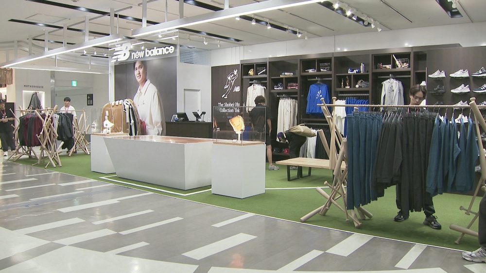 ドジャース大谷翔平選手着用スパイクなど展示　成田空港に期間限定店舗がオープン