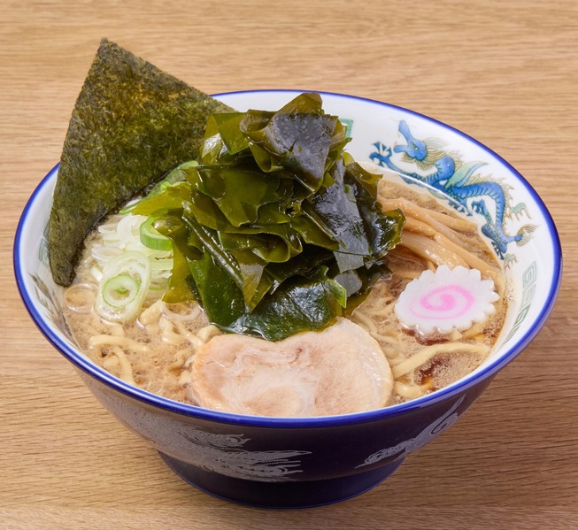 徳島・鳴門産のわかめを贅沢に使用した限定ラーメン　舎鈴で期間限定販売開始！