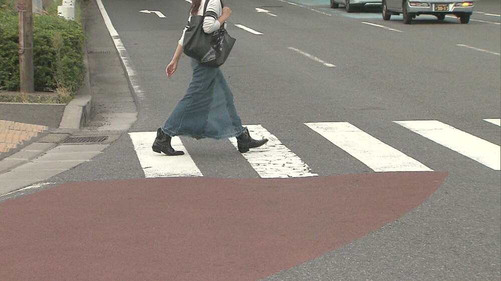 千葉・船橋の交差点でトラックがひき逃げ　横断歩道を渡っていた６０代女性重傷