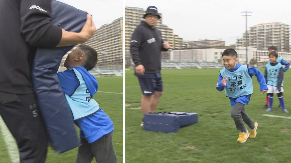 浦安D-Rocks選手らに果敢にタックル！　小学生ラグビーの楽しさ学ぶ