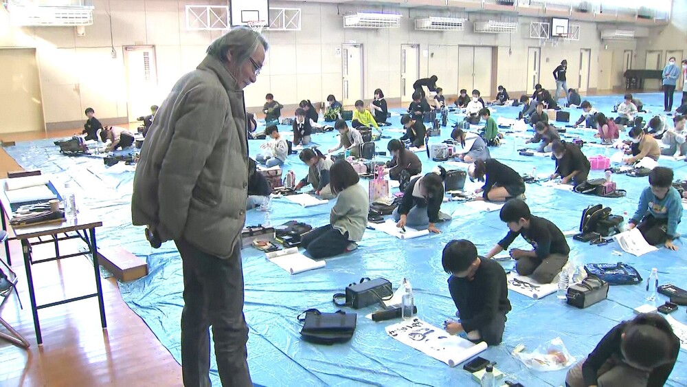 “大人は口出し無用”　子どもたちが墨絵に挑戦　小学校で芸術家の出前授業