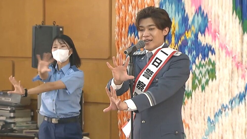 新浜レオンさんが一日警察署長　“レオン語”で交通安全呼びかけも