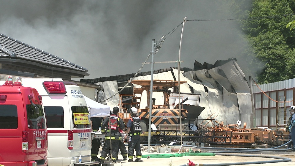 千葉市若葉区で倉庫火災　男性やけどで病院搬送　消防車１７台出動し消火活動続く