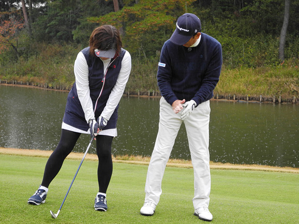 牧野裕のEnjoy Golf～左足下がりのアプローチについて～