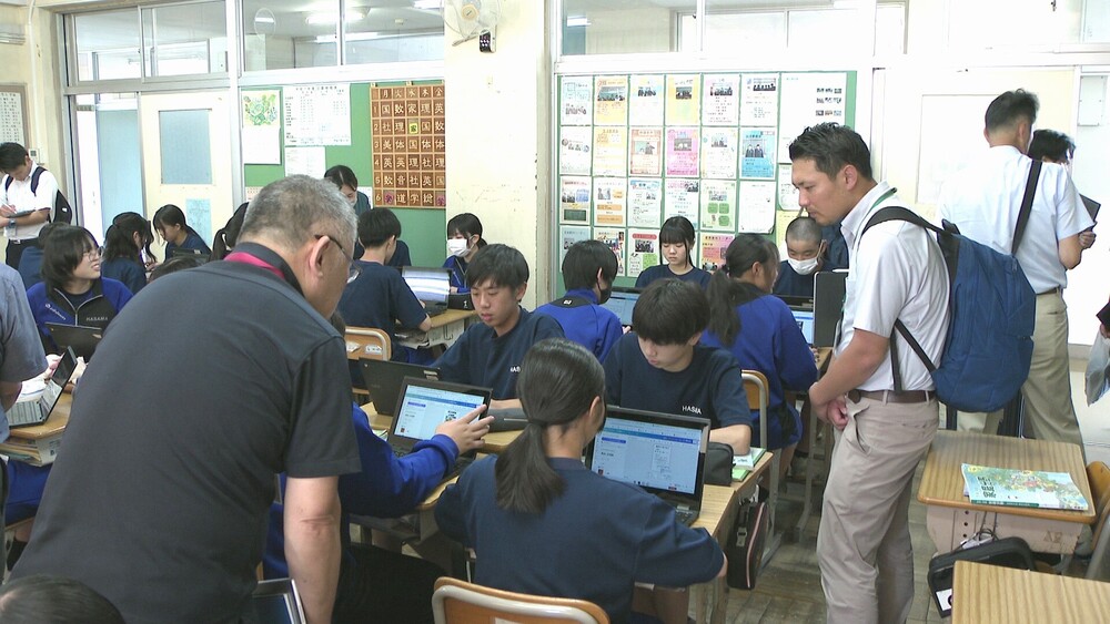 千葉県船橋市の飯山満中学校が「生成ＡＩ」活用授業公開　県内外から１１０人視察