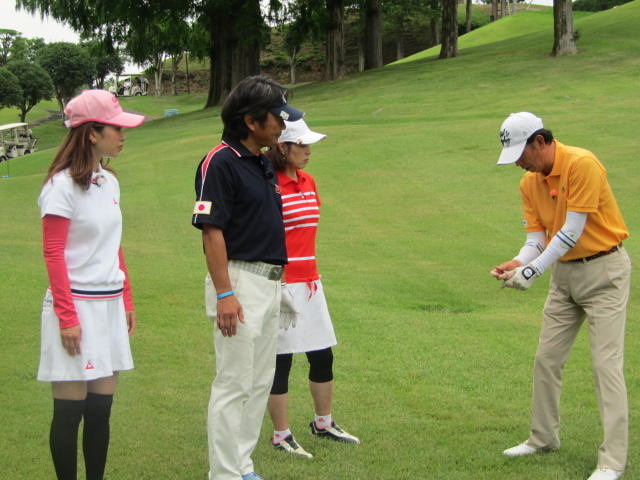 牧野裕のEnjoy Golf～左足下がりのフェアウェイウッドの打ち方