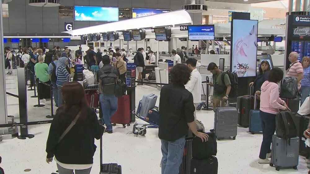 成田空港で出国ラッシュ“ハワイは高いから…”