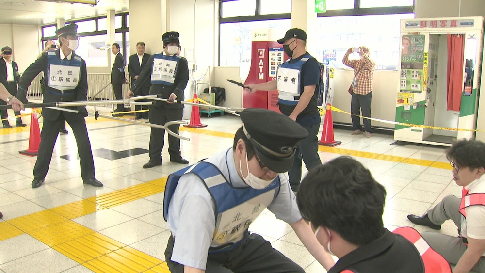 電車内の無差別刺傷事件など受け　千葉県の東松戸駅でＪＲ駅係員らが対応訓練