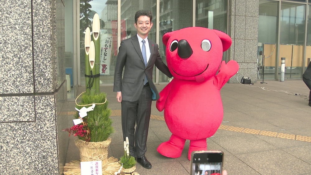 熊谷千葉県知事「新年の訪れ感じて」県庁正面玄関に高さ１.８ｍの門松　