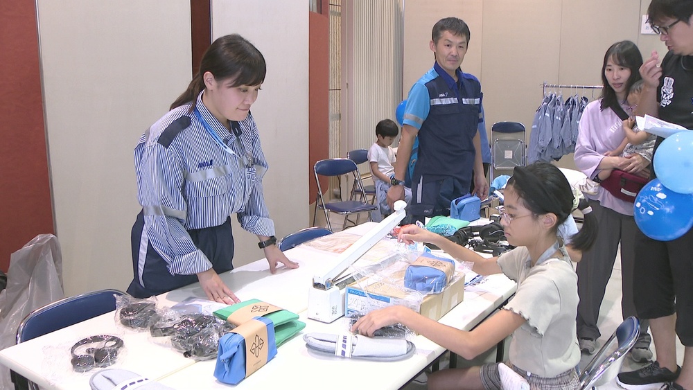 制服姿でポーズも！子どもたちが空の仕事を体験　　芝山町の航空科学博物館