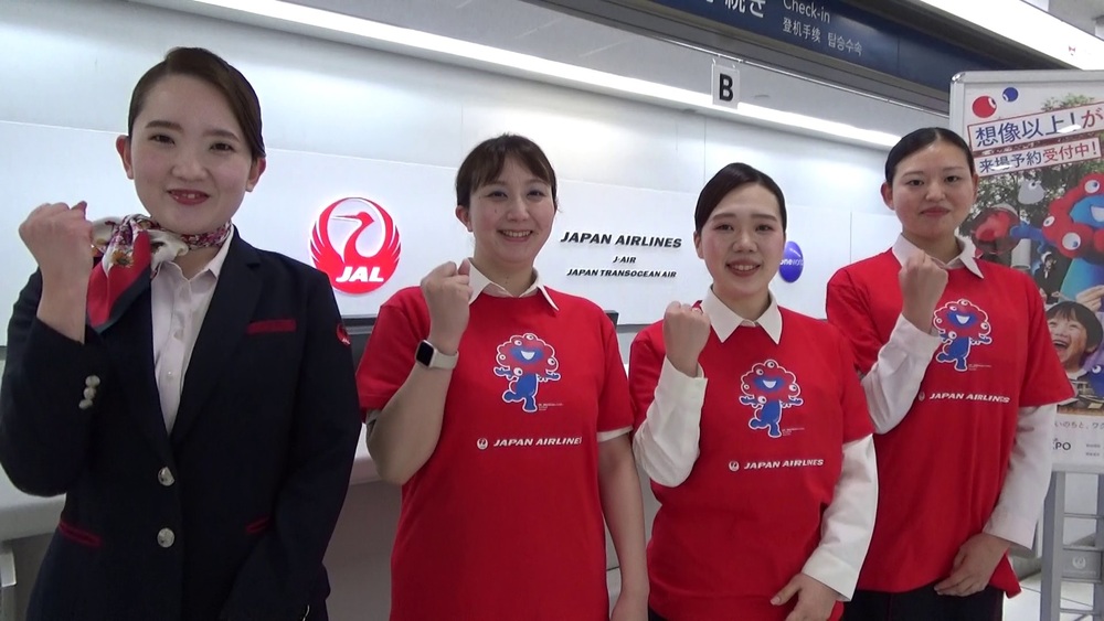 ”万博開催をアピール”　日本航空のスタッフが「ミャクミャク」Ｔシャツを着用