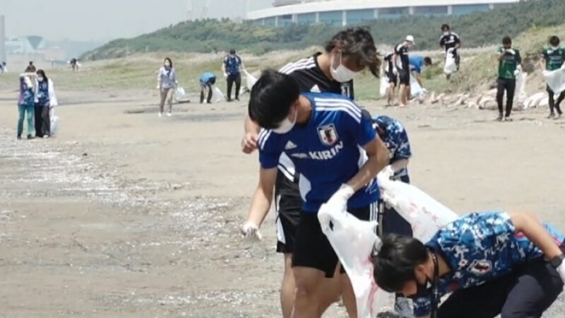 ビーチサッカーの日本代表選手らが千葉市幕張の海岸を清掃「継続していきたい」