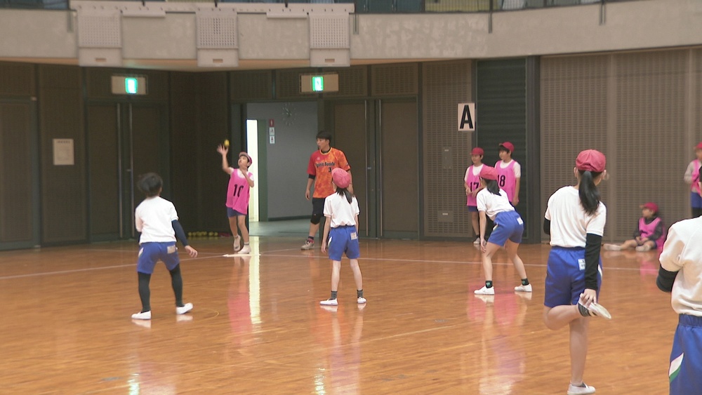 ボール１つで楽しめる新スポーツ「ベースボール５」　千葉市の小学生らが体験