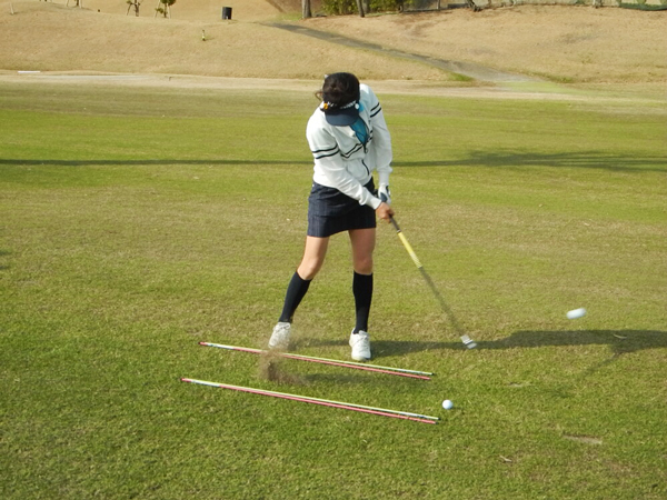 牧野裕のEnjoy Golf～左足下がりのアプローチのレッスン～