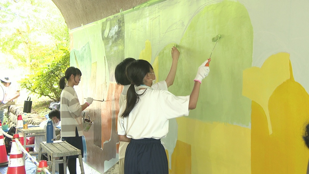 “街を明るくする”壁画　千葉市の中学生が橋脚の遊歩道面をキャンバスに制作