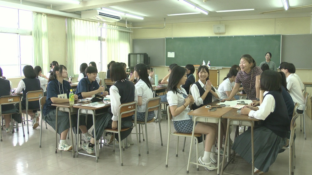 「交流で理解深まる」　韓国の井邑女子高校の生徒が姉妹校・柏井高で授業体験