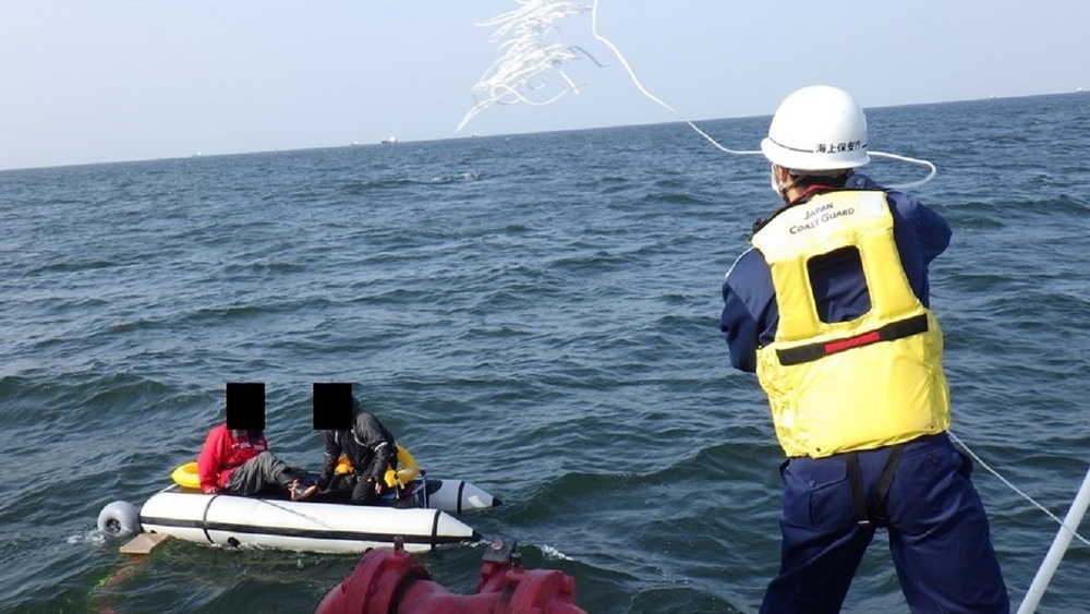 千葉市幕張沖でゴムボート転覆 釣りをしていた2人を救助