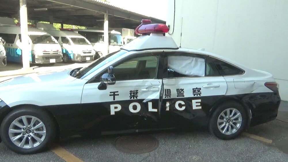 千葉市で赤色灯つけサイレン鳴らし緊急走行中のパトカーとバイクが衝突　２人けが