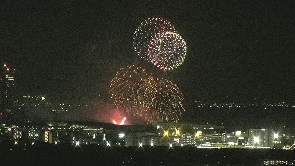 幕張の夜空を彩る音楽と花火の共演 1万3千発輝く「千葉Xmas芸術花火」