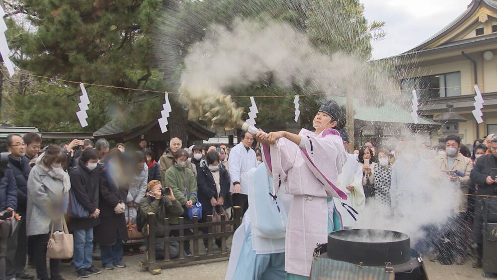 熱湯を振りかけ無病息災を願う　葛飾八幡宮「初卯祭」 