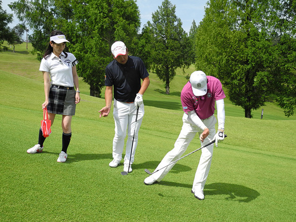 牧野裕のEnjoy Golf～左足下がりのアプローチについて～