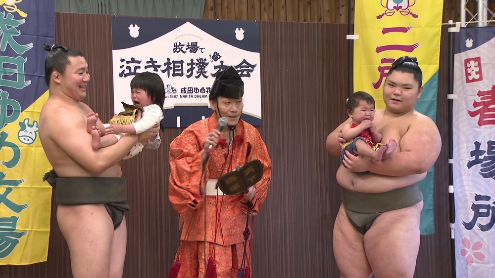 “泣き相撲”で赤ちゃんの健やかな成長願う　千葉県成田市の観光牧場