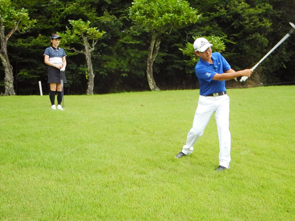 牧野裕のEnjoy Golf～左足下がりのアプローチについてアドバイス～