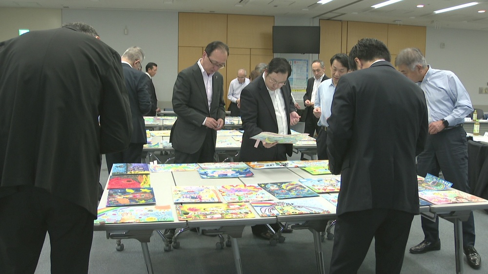 想像の翼広げ環境問題を考えよう　２０回目を迎える「エコ絵画コンクール」選考会