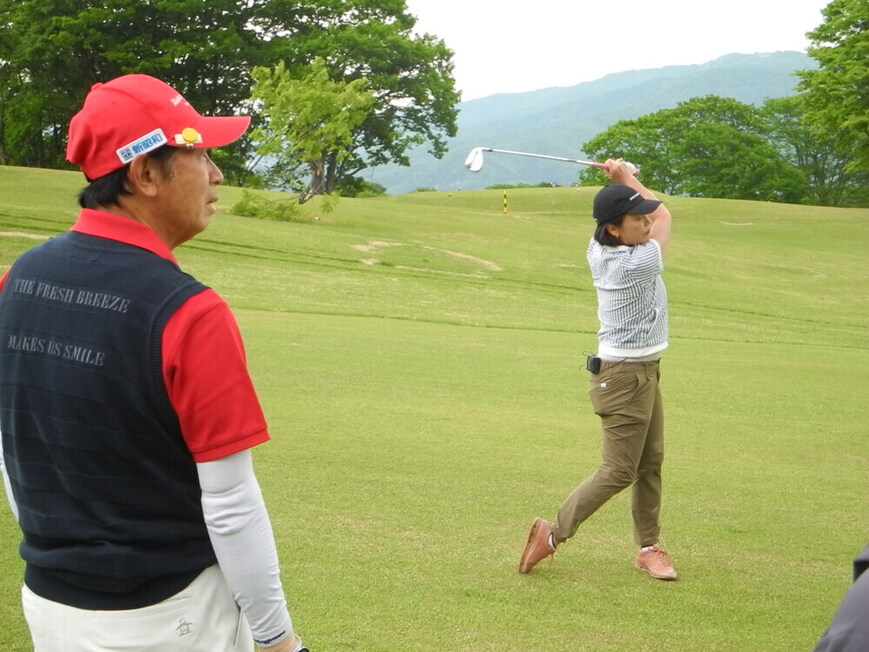 牧野裕のEnjoy Golf～左足下がりのアプローチについてアドバイス～