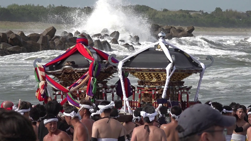 神輿が海の荒波の中でもみ合う　千葉県いすみ市で「大原はだか祭り」