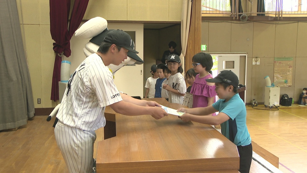 「選手名を覚えつつ成績アップも」マリーンズ算数ドリルを千葉市の小学校に寄贈