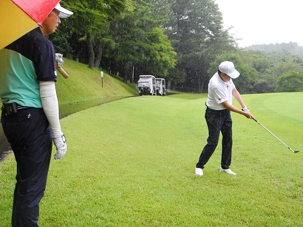 牧野裕のEnjoy Golf～逆目のラフからのアプローチについてアドバイス～