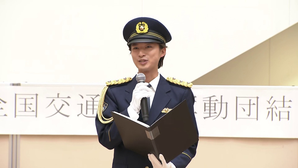 「交通ルールを守り命も守って」　地元・浦安市出身の演歌歌手が一日警察署長に