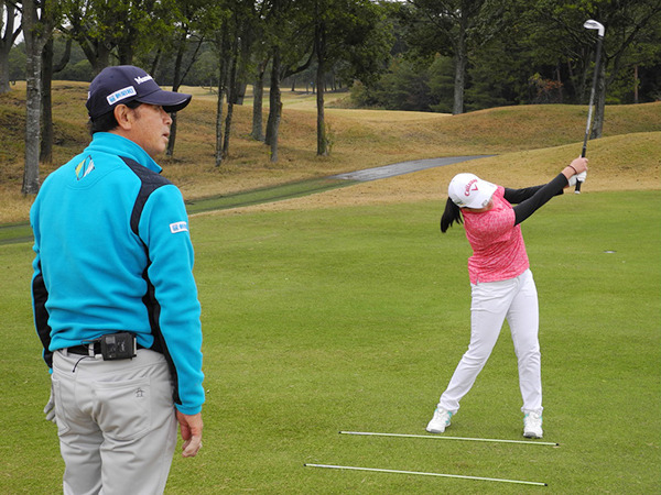 牧野裕のEnjoy Golf～左足上がりでのダフリを直したい～