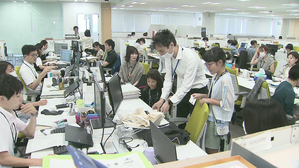 親子で力を合わせた事務作業も！　千葉市役所で職員の子ども対象の職場訪問