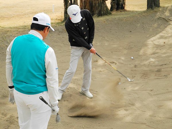 牧野裕のEnjoy Golf～砂が多めのバンカーショットについてアドバイス～